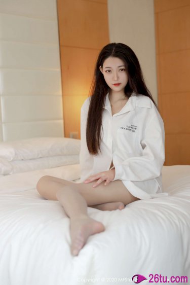 易烊千玺抱胖虎女儿拍照